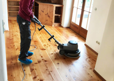 Sanding and polishing parquet