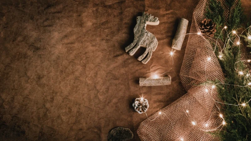 Lichterketten und natürliche Weihnachtsdeko 