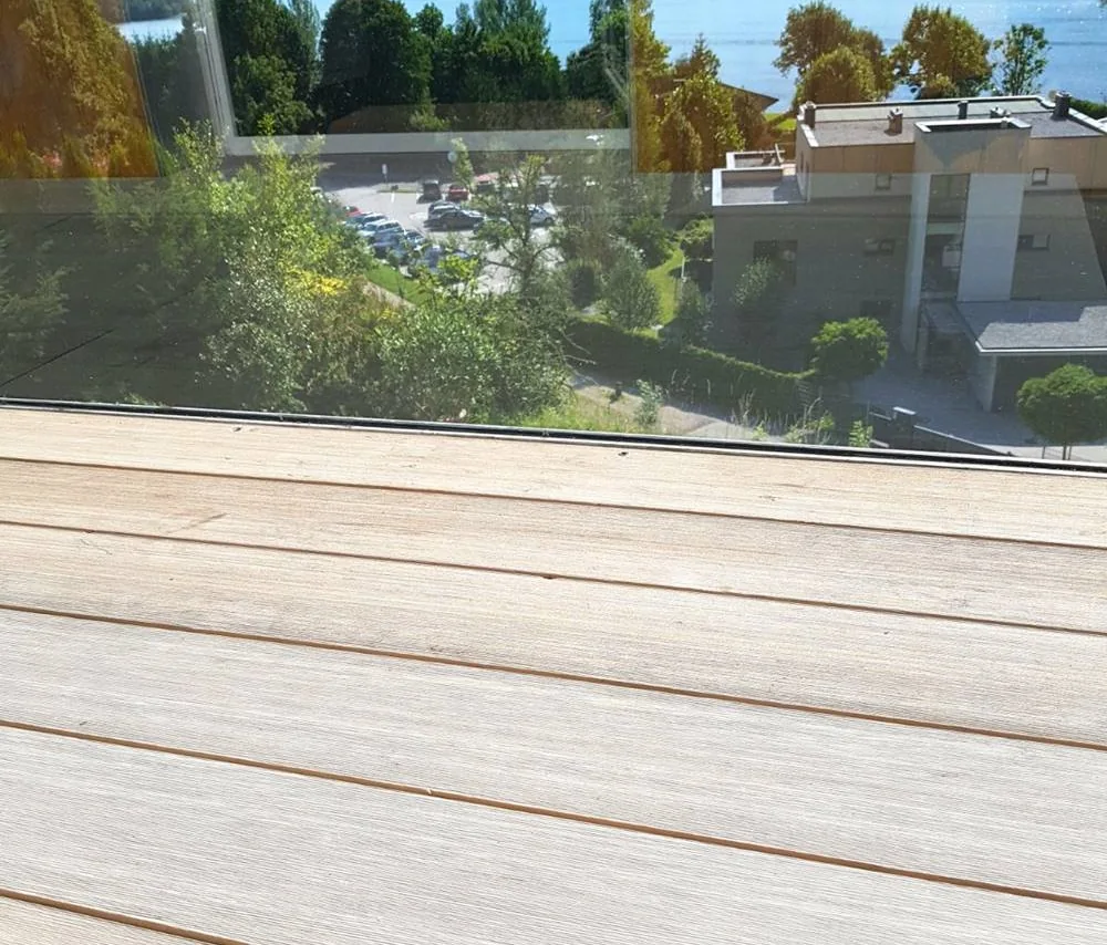 WPC Terrasse mit hellen Farbton